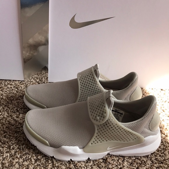 Nike Shoes - Nike sock dart
